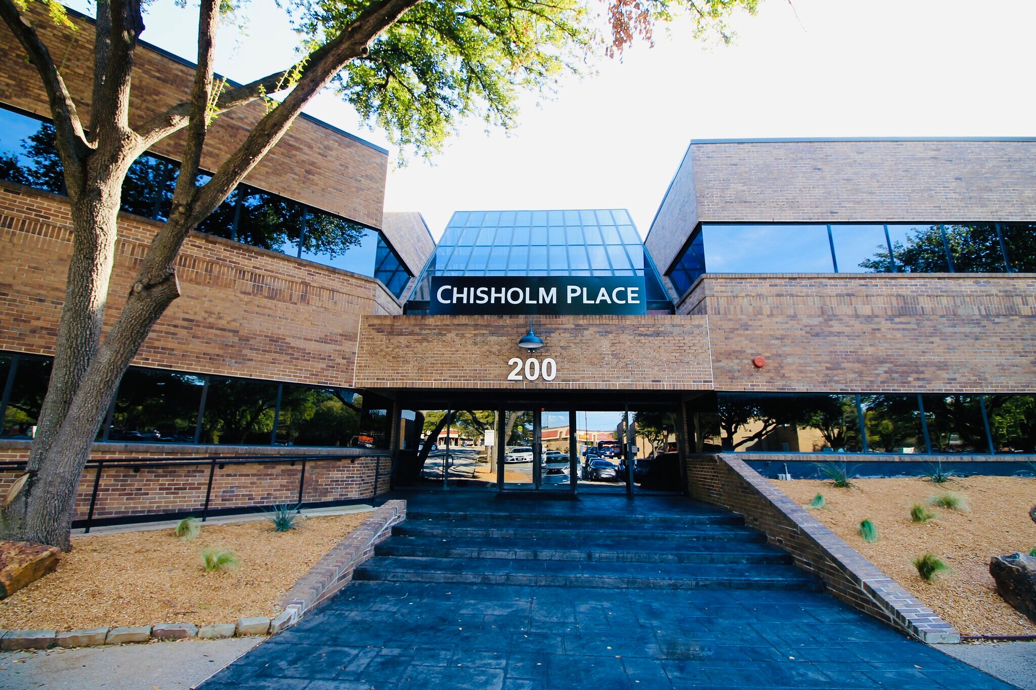 200 Chisholm Pl, Plano, TX à louer Photo principale– Image 1 sur 15