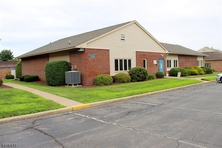 700 Coventry Dr, Phillipsburg, NJ à vendre - Photo principale – Image 1 sur 54