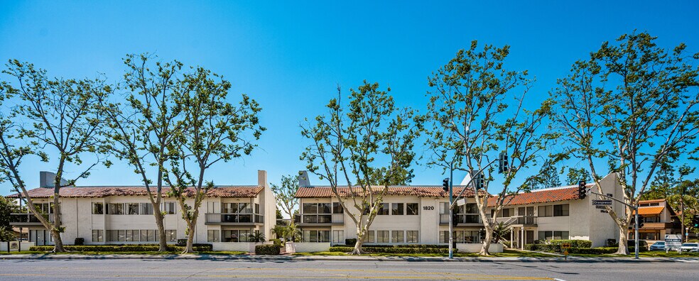 1820 W Orangewood Ave, Orange, CA à louer - Photo de l’immeuble – Image 3 sur 32