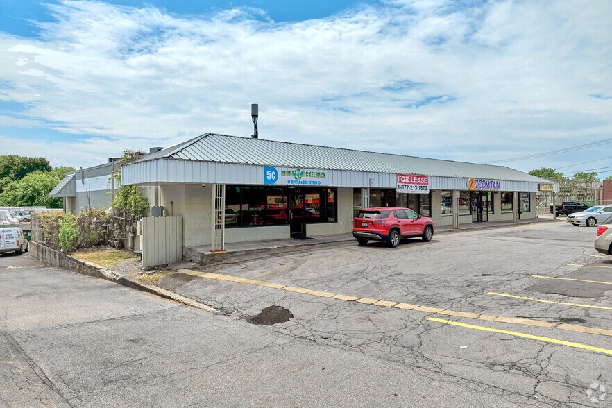 1945 E Ridge Rd, Rochester, NY à louer - Photo de l’immeuble – Image 3 sur 8