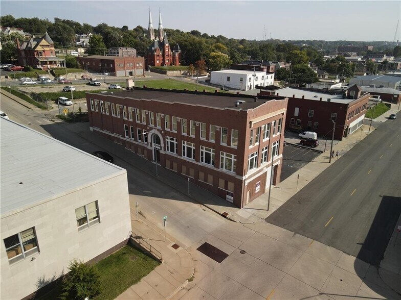 305 S 8th St, Saint Joseph, MO à vendre - Photo de l’immeuble – Image 2 sur 7