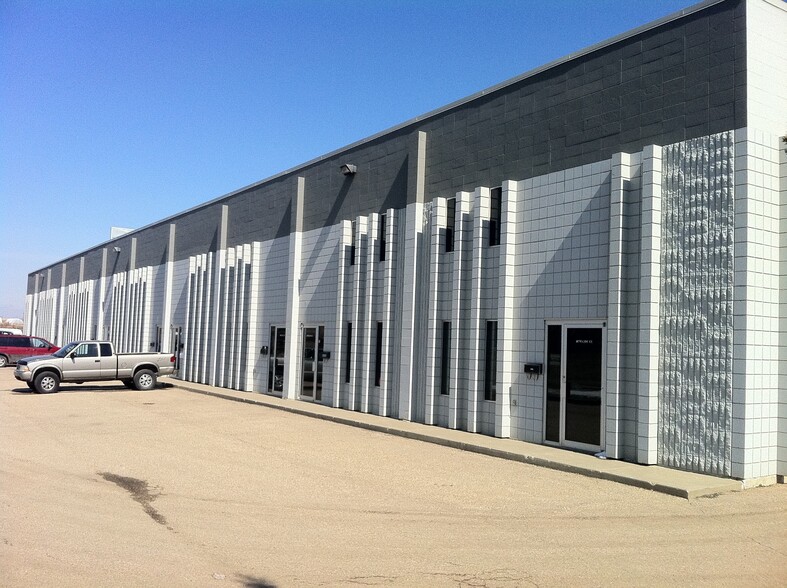 10705 205 St NW, Edmonton, AB à louer - Photo principale – Image 1 sur 6