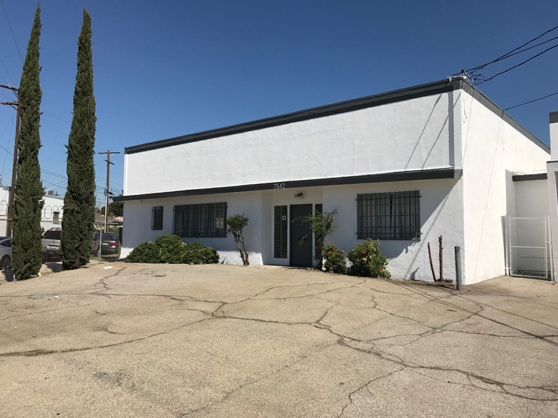 7542 San Fernando Rd, Sun Valley, CA à louer - Photo de l’immeuble – Image 2 sur 8
