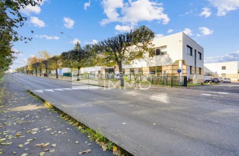 Local d’activités dans Champs-sur-Marne à louer - Photo de l’immeuble – Image 2 sur 5