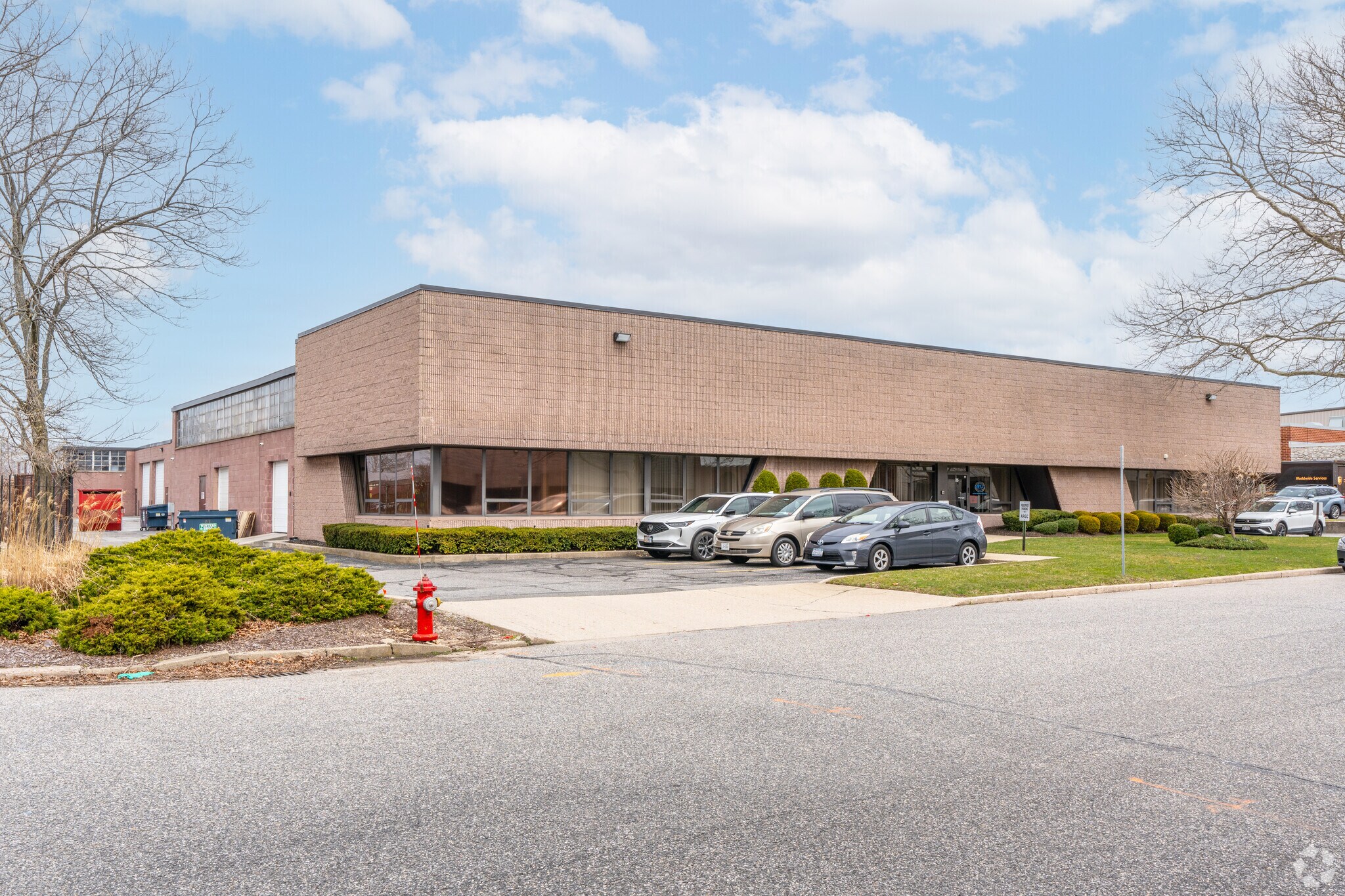25-33 Dubon Ct, Farmingdale, NY à louer Photo principale– Image 1 sur 5