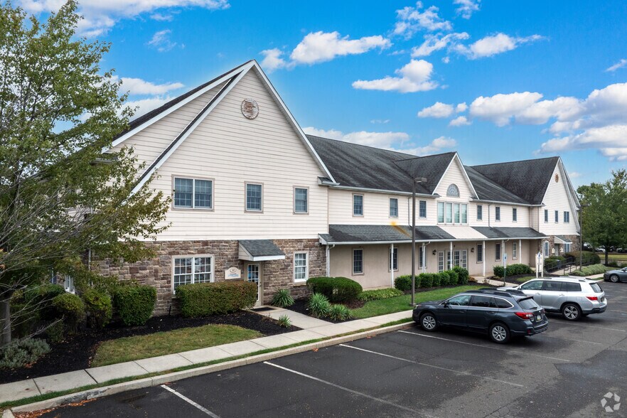 780 Newtown Yardley Rd, Newtown, PA à vendre - Photo de l’immeuble – Image 2 sur 7