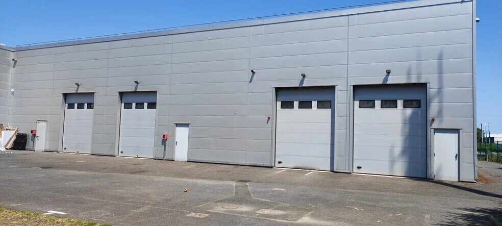 Local d’activités dans Sainte-Geneviève-des-Bois à louer - Photo de l’immeuble – Image 3 sur 4