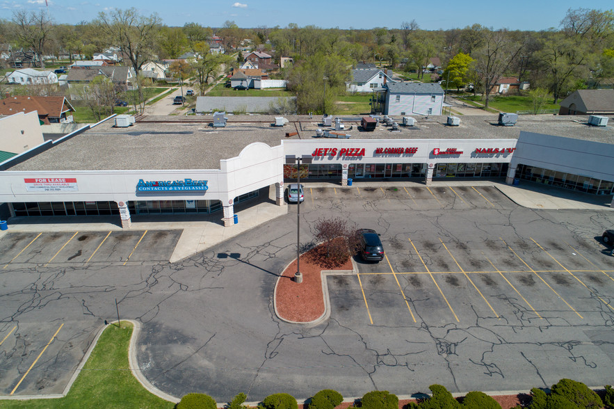 8892-8918 W Eight Mile, Royal Oak, MI à louer - Photo de l’immeuble – Image 2 sur 14