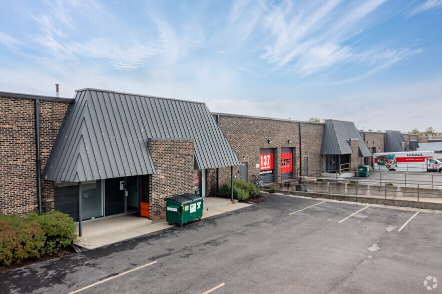 120-157 Eisenhower Ln N, Lombard, IL à louer - Photo de l’immeuble – Image 3 sur 11