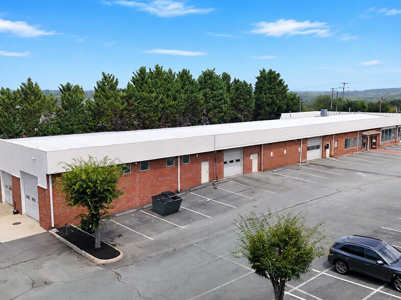 1389 Richmond Rd, Charlottesville, VA à louer - Photo de l’immeuble – Image 3 sur 4