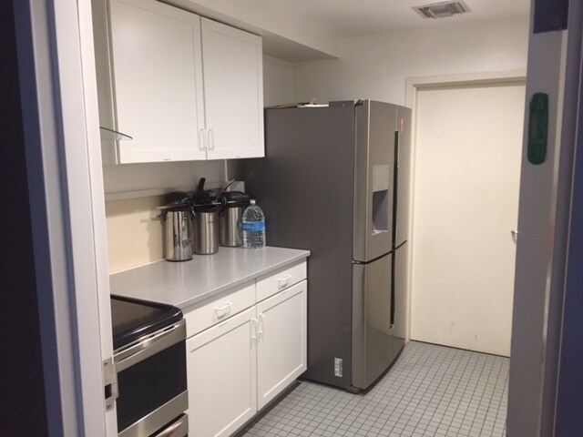 555 E Memory Ln, Santa Ana, CA à louer - Photo de l’immeuble – Image 2 sur 4