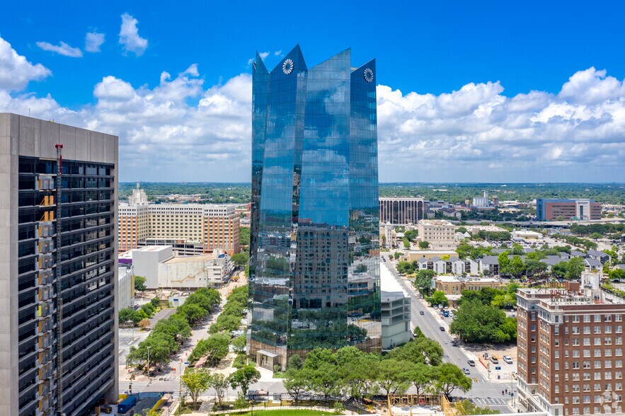 111 W Houston St, San Antonio, TX à louer - Photo de l’immeuble – Image 3 sur 14