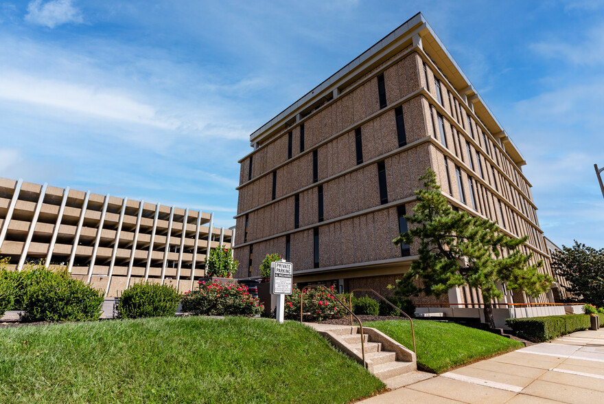 102 W Pennsylvania Ave, Towson, MD à louer - Photo de l’immeuble – Image 2 sur 6