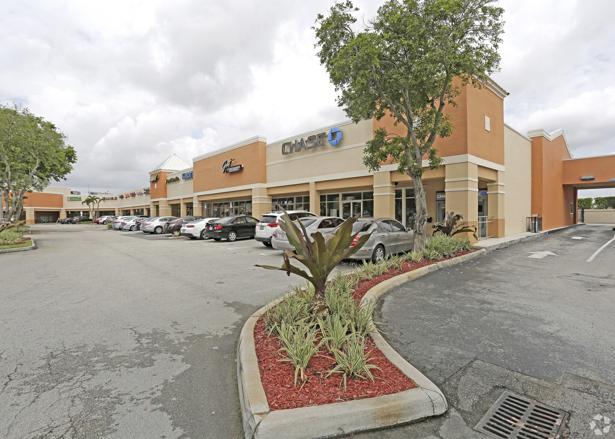 16205 N Kendall Dr, Miami, FL à louer Photo principale– Image 1 sur 9