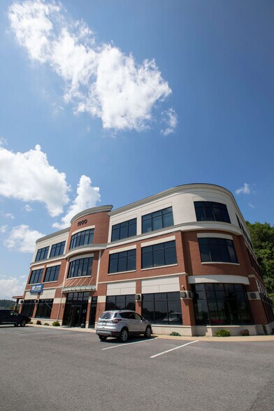 1000 Jerry Dove Rd, Bridgeport, WV à louer - Photo de l’immeuble – Image 2 sur 25