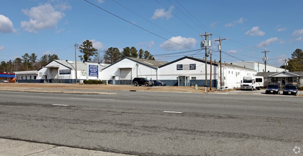 1705 Highway 70 W, Durham, NC à louer - Photo de l’immeuble – Image 1 sur 4