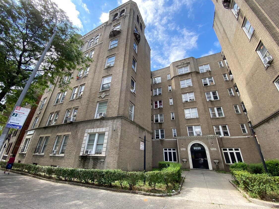 80-20 Broadway, Flushing, NY à louer Photo de l’immeuble– Image 1 sur 3