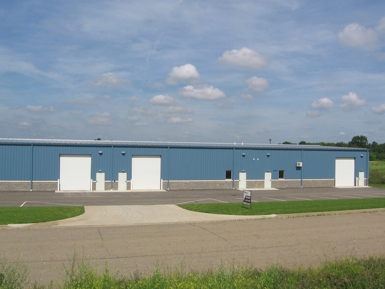2021-2029 Venture Cir SE, Massillon, OH à louer - Photo de l’immeuble – Image 2 sur 5