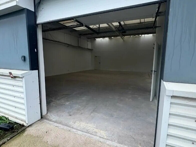 Local d’activités dans Les Attaques à louer - Photo de l’immeuble – Image 2 sur 4