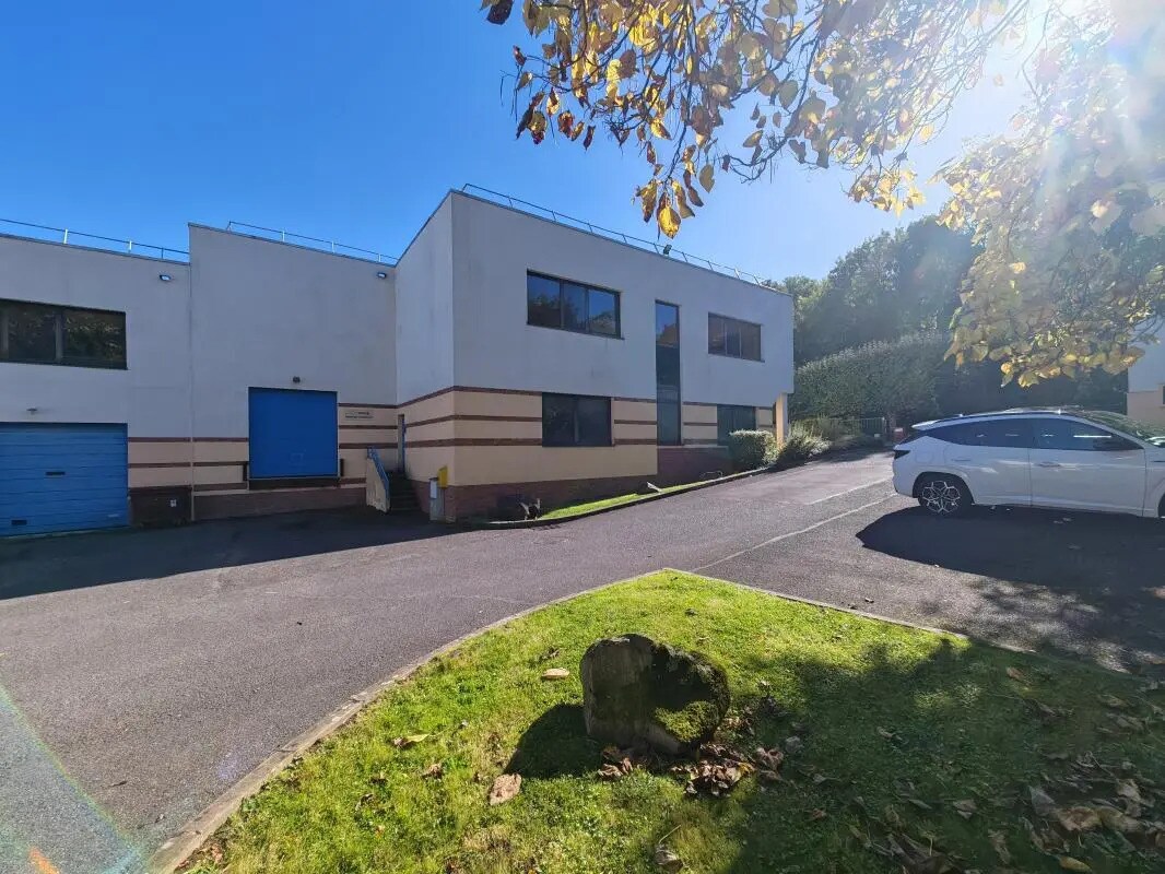 Industriel/Logistique dans Champs-sur-Marne à louer Photo de l’immeuble– Image 1 sur 13