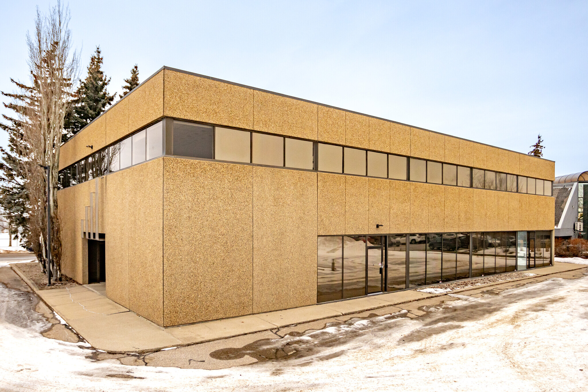 17303 102 Ave NW, Edmonton, AB à louer Photo de l’immeuble– Image 1 sur 3