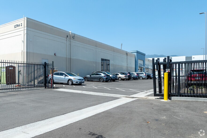 12772 San Fernando Rd, Sylmar, CA à louer - Photo de l’immeuble – Image 3 sur 8