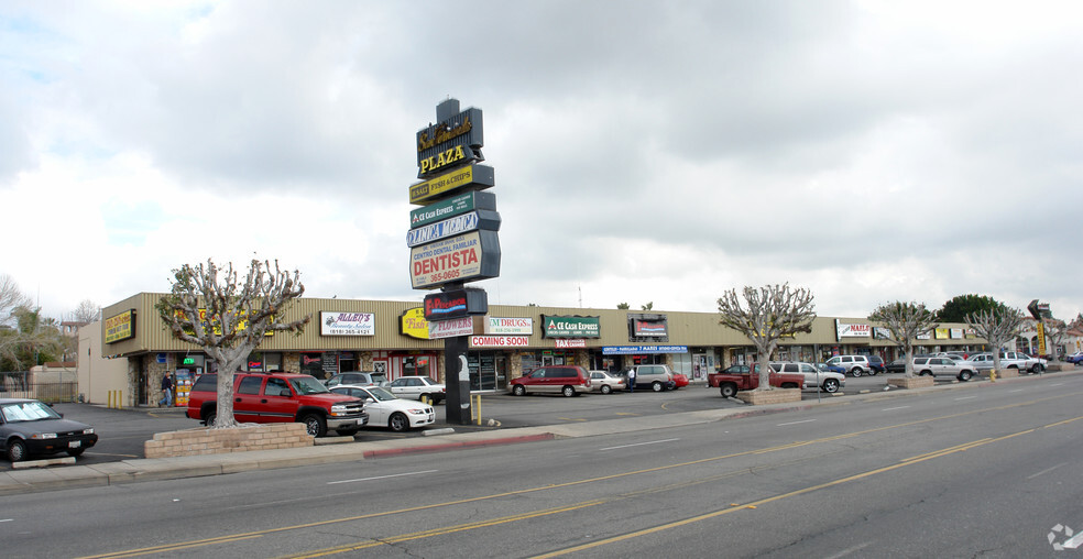 901-1039 Truman St, San Fernando, CA à louer - Photo de l’immeuble – Image 1 sur 6
