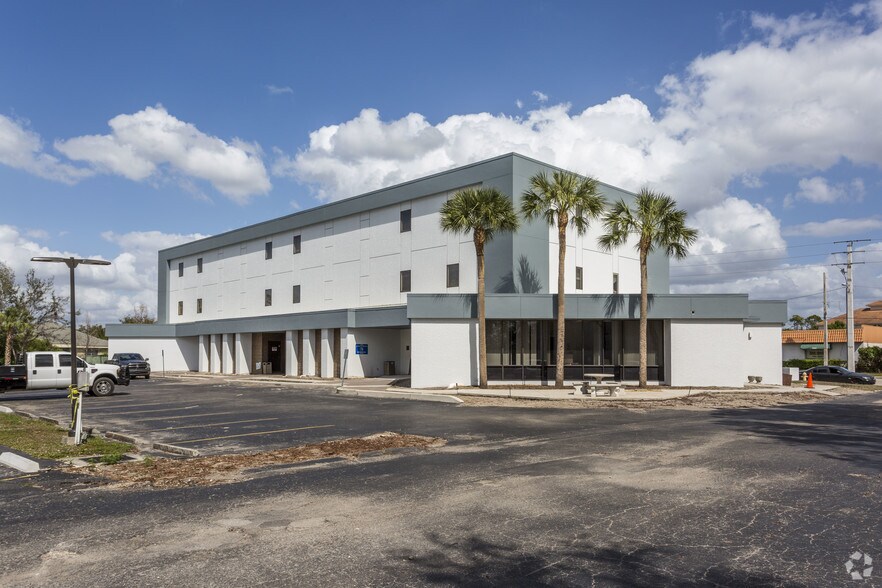 2500 Airport Rd S, Naples, FL à vendre - Photo de l’immeuble – Image 2 sur 5