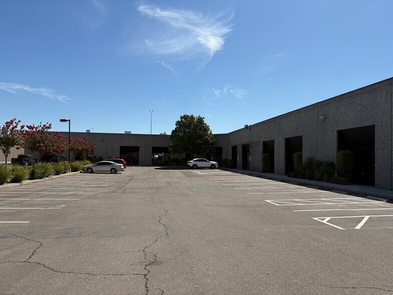 2538 N West Ln, Stockton, CA à louer - Photo de l’immeuble – Image 2 sur 4