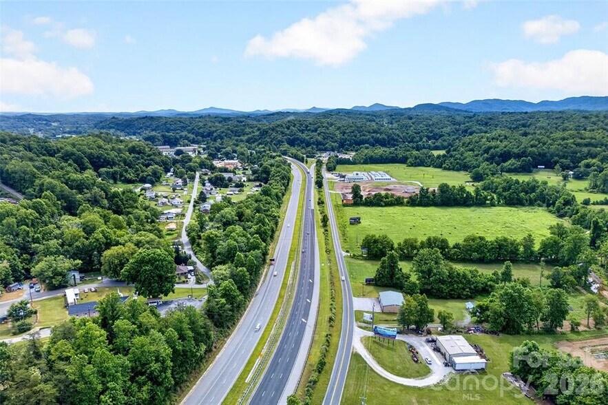 533 Catawba River Rd, Old Fort, NC à vendre - Photo de l’immeuble – Image 3 sur 15