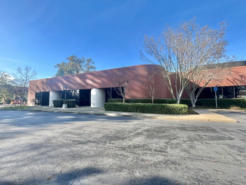 11181 Sun Center Dr, Rancho Cordova, CA à louer - Photo de l’immeuble – Image 2 sur 20