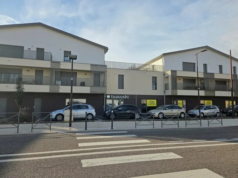 11 Avenue Du Général De Gaulle, Saint-Bonnet-de-Mure à vendre - Photo de l’immeuble – Image 2 sur 7