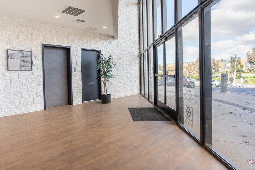 2555 Camino del Rio S, San Diego, CA à louer - Photo intérieure – Image 3 sur 11