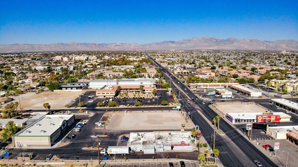 5641 W Charleston Blvd, Las Vegas, NV à louer - Photo de l’immeuble – Image 3 sur 5