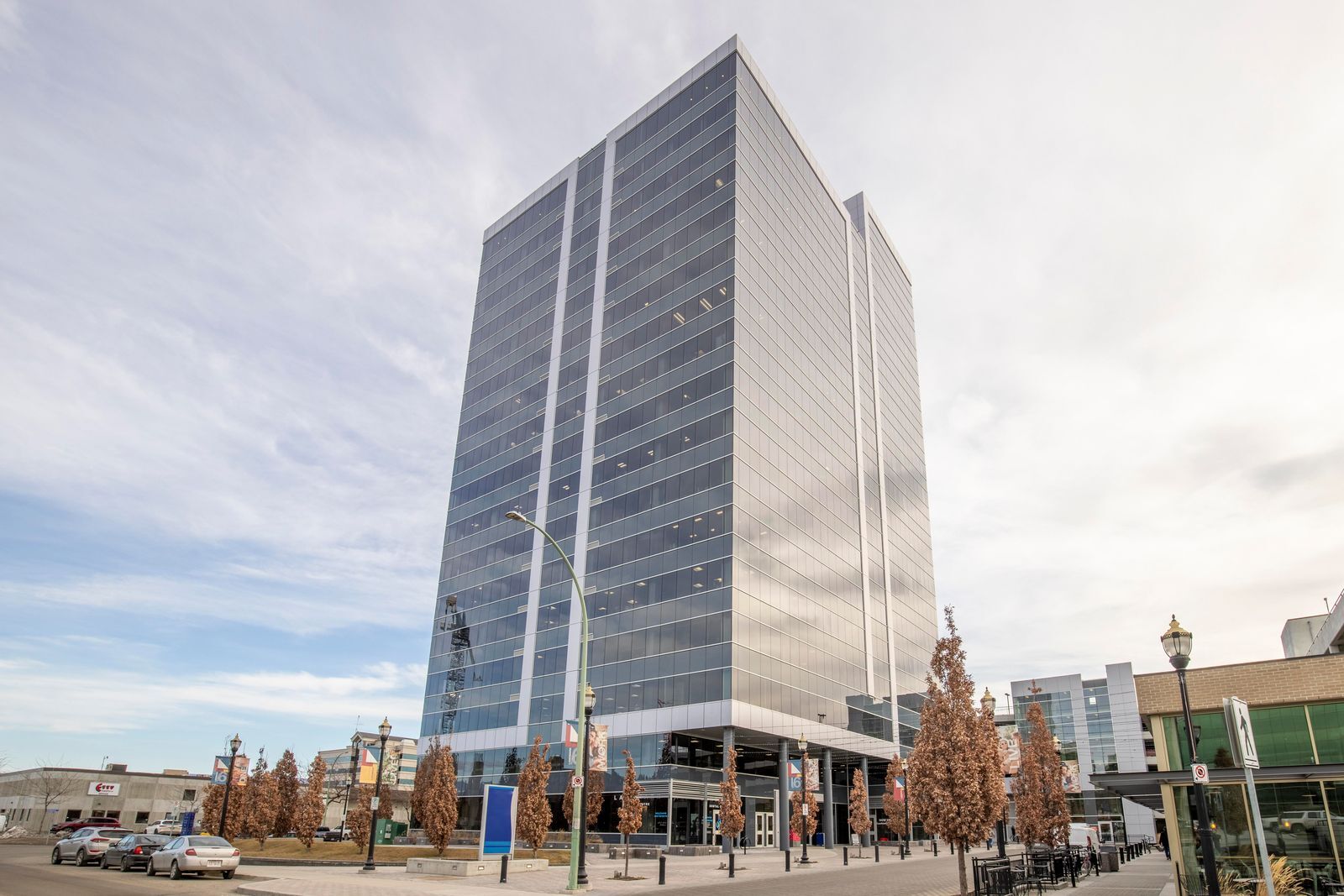 1631 Dickson Av, Kelowna, BC à louer Photo de l’immeuble– Image 1 sur 16