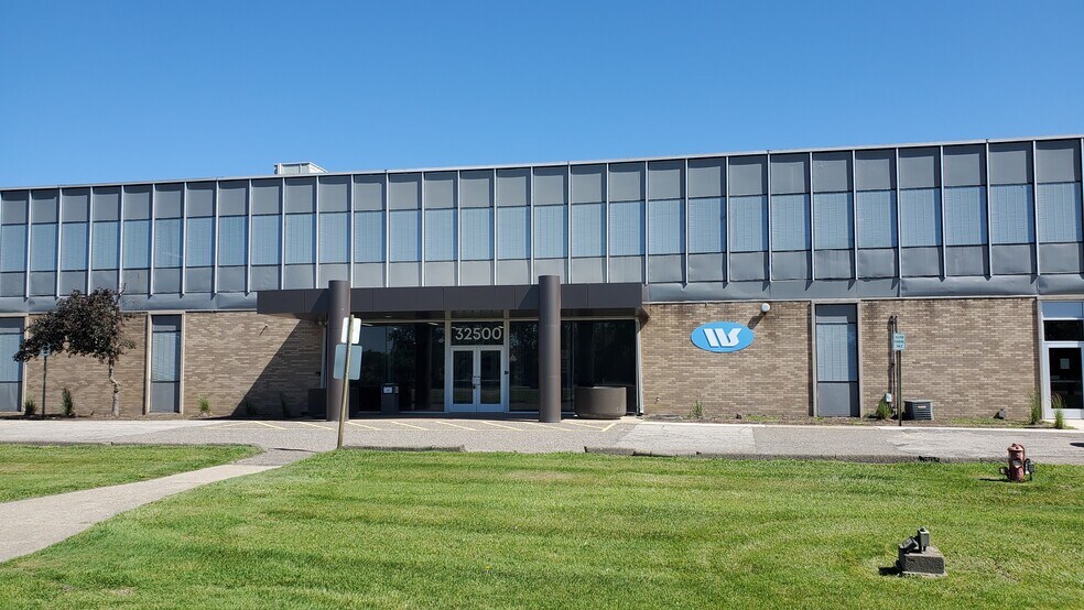 32500 Van Born Rd, Wayne, MI à louer - Photo de l’immeuble – Image 3 sur 10