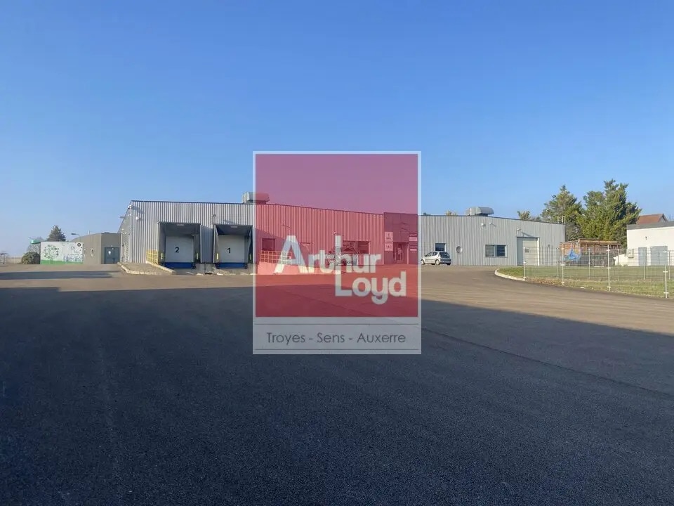Industriel/Logistique dans Fontaine-les-Grès à louer Photo principale– Image 1 sur 8