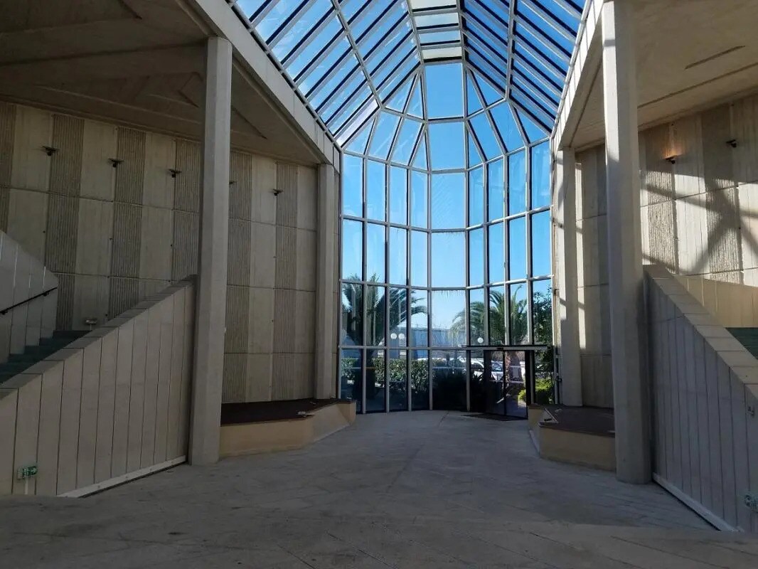 Bureau dans CANNES-LA-BOCCA à louer Hall d’entrée– Image 1 sur 8