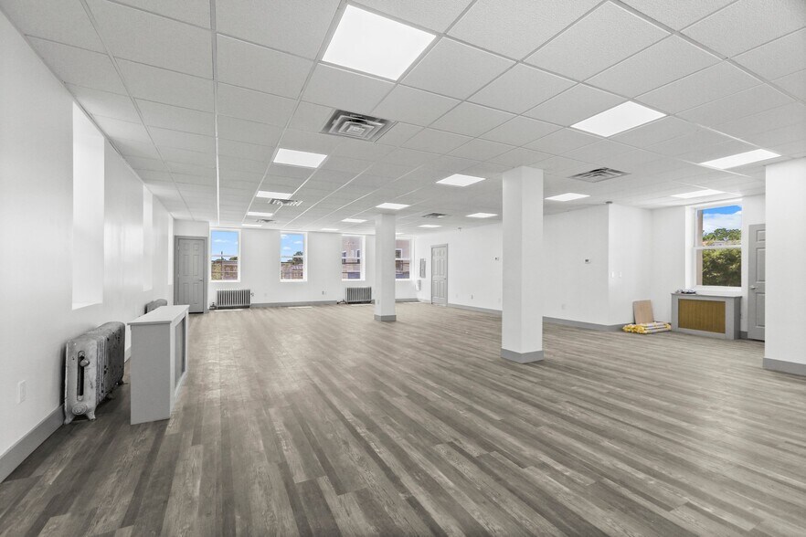210 Augusta St, South Amboy, NJ à louer - Photo de l’immeuble – Image 2 sur 19