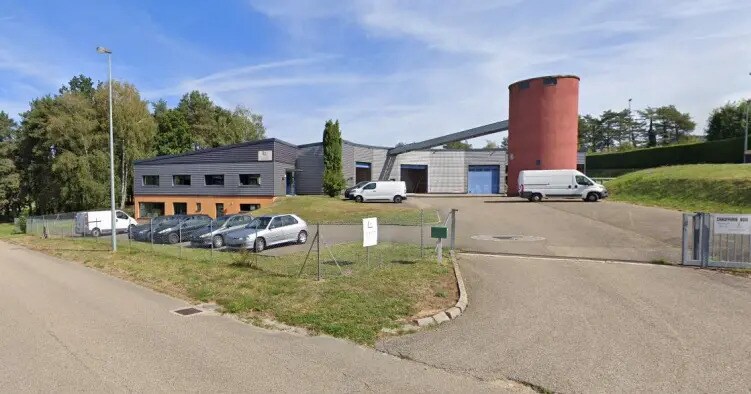 Local d'activités dans Ceyzériat à vendre - Photo de l’immeuble – Image 2 sur 3