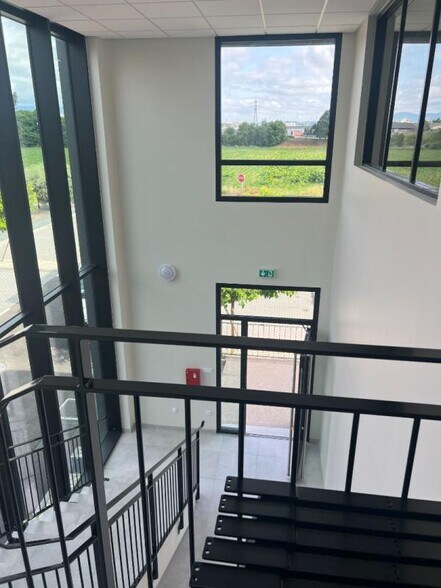 Bureau dans Salaise-sur-Sanne à louer - Photo de l’immeuble – Image 3 sur 10