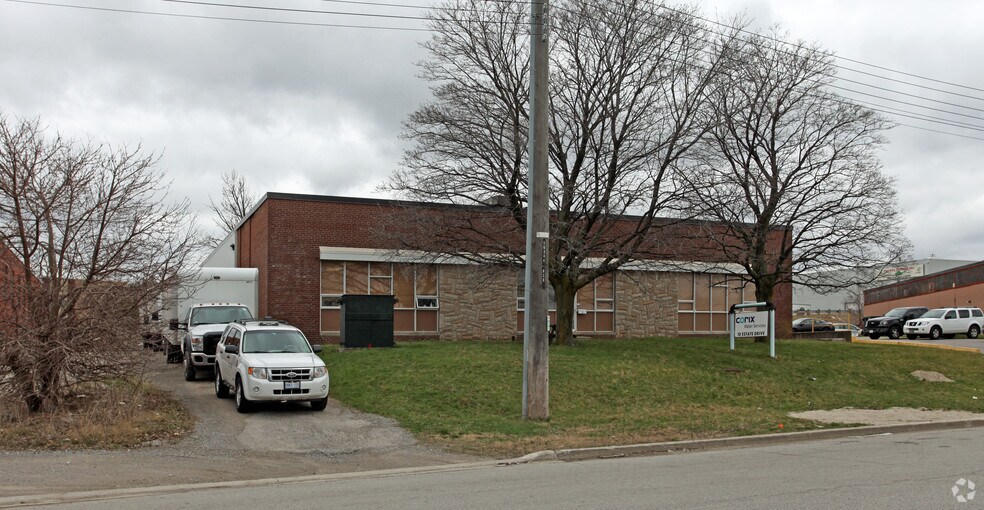 10 Estate Dr, Toronto, ON à louer - Photo de l’immeuble – Image 3 sur 3