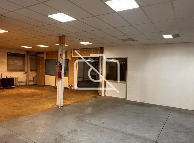 Industriel/Logistique dans Crosne à vendre - Photo de l’immeuble – Image 2 sur 4