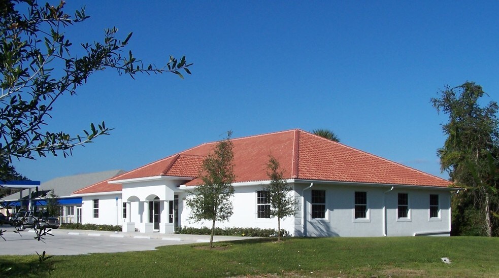 687 N Washington Ave, Titusville, FL à louer - Photo de l’immeuble – Image 2 sur 2