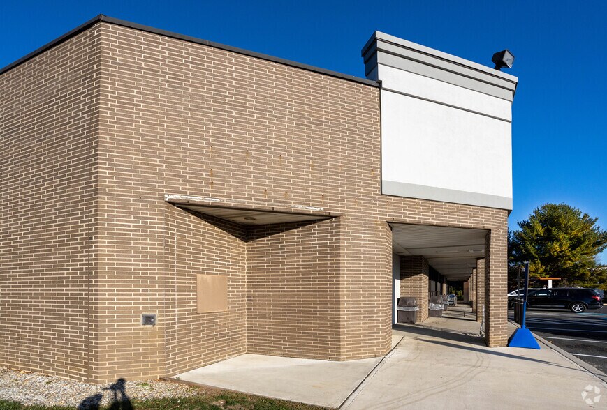 596 Shrewsbury Ave, Tinton Falls, NJ à louer - Photo de l’immeuble – Image 3 sur 6