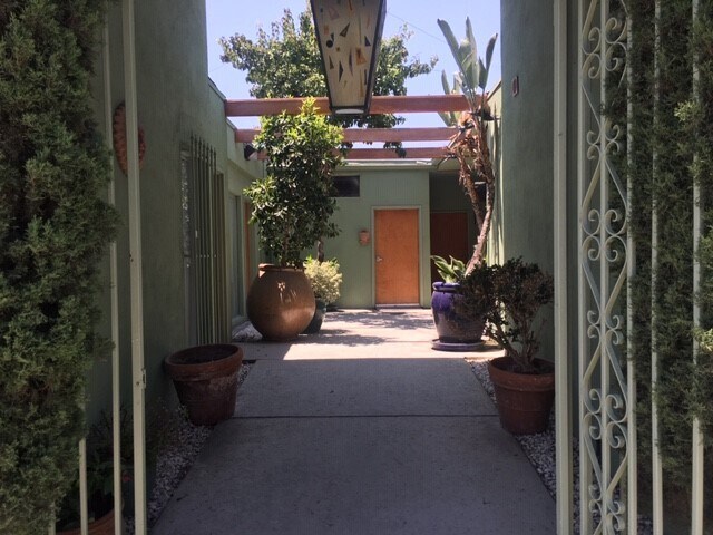 10700 Burbank Blvd, North Hollywood, CA à louer - Photo de l’immeuble – Image 2 sur 15