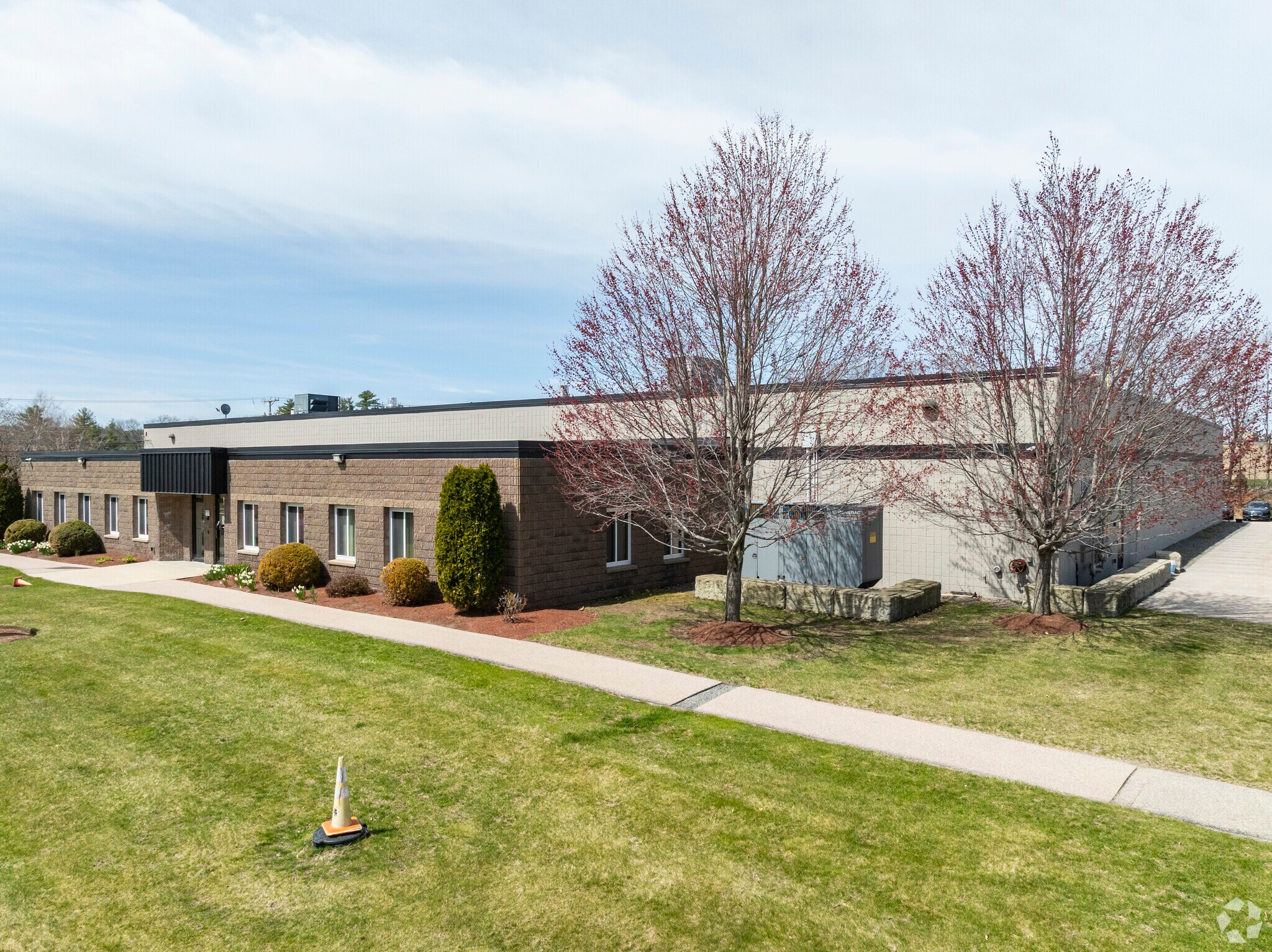 14-16 Hampshire Dr, Hudson, NH à vendre Photo principale– Image 1 sur 6
