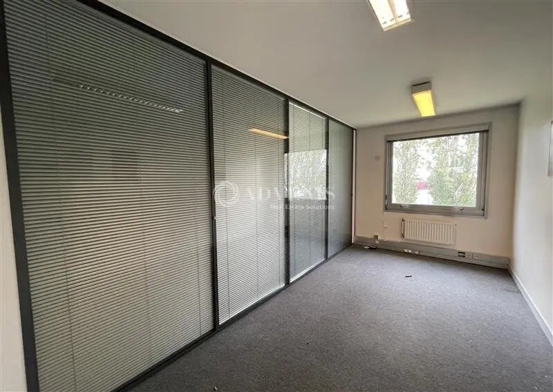 Bureau dans Tremblay-en-France à louer - Photo de l’immeuble – Image 3 sur 7