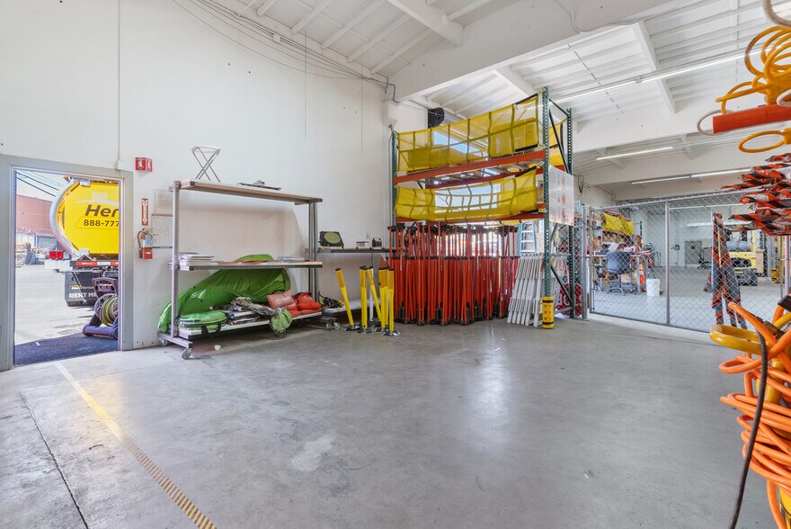 8399 Edgewater Dr, Oakland, CA à louer - Photo de l’immeuble – Image 3 sur 30