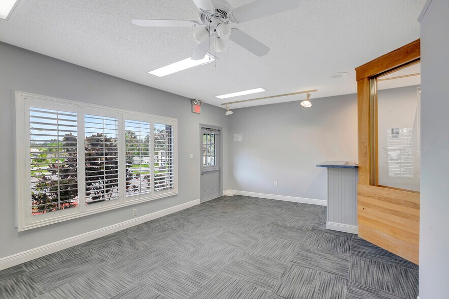 1511 Indian Rocks Rd S, Largo, FL à louer - Photo de l’immeuble – Image 3 sur 37